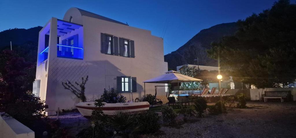 Captain Lazaros Villa: Black Beach Resort with Pool and Sea View Perissa  Exterior photo